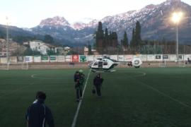 Moment en què l'helicòpter aterrava al camp de futbol.