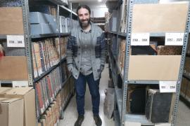 L’autor del llibre ‘Història de Sóller’, Antoni Quetglas, a l’arxiu de l’Ajuntament.
