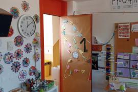 Cau un tros del fals sostre d'una aula del Ceip Es Fossaret