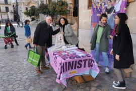 Imatge de la paradeta amb la pancarta del Consell al fons.