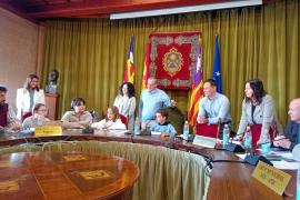 Els alumnes de Primària del Col·legi Sagrats Cors al Ple d'avui al matí.