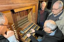 André Lacroix repara la part mecànica i afinador i David Antonio Reyes resatura el motor, vent i fusteria .