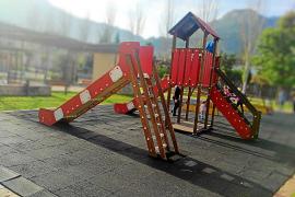 Imatge d’un bloc del parc infantil del Camp de s’Oca, el qual serà canviat pròximament.