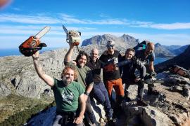 Una vintena de voluntaris del CMES netegen els camins de l'Ofre