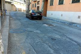 El tram de carretera que passa davant el camp de futbol es pavimentarà passat l’estiu.