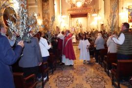 Moment de la Benedicció de Rams a una església del Convent dels SS.CC plena de fidels.