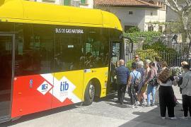 Usuaris del bus entren al vehicle, el dimecres migdia a l’aturada del carrer Cetre.