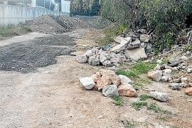 Les restes de material d’obra abocades al solar.