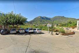 El cablejat elèctric travessa la carretera i l’arbrat i discorre per propietats privades.