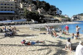 La platja d’en Repic reuní molts turistes i visitants que aprofitaren la jornada estiuenca per fer un bany.