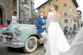 Aroa León i Juan Diego, junt a un Chevrolet Styline de l’any 1952 en una desfilada de núvies feta el 2021.