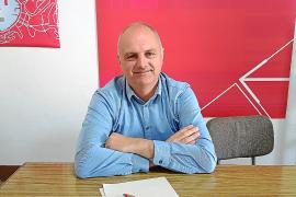 Per motivar l’electorat, Mateu fa mesos que està en contacte amb la gent i entitats a peu de carrer.