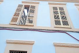 La teulada de la sala lateral continua destapada.