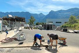Els operaris de la brigada adequen el solar municipal.