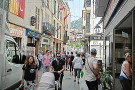 Molta gent entre setmana al carrer de sa Lluna.