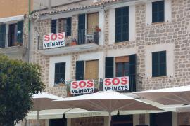 Des de dimecres les pancartes amb el lema «SOS veïnats» pengen de les balconades d’algunes de les cases de Santa Catalina.