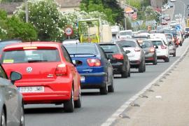 Imatge de les llargues cues de cotxes que es formen a Sóller cada setmana.