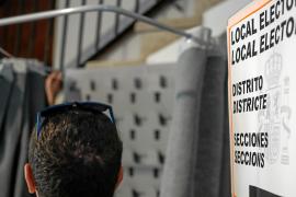 Dijous els opearis de la brigada municipal preparaven els col·legis electorals.