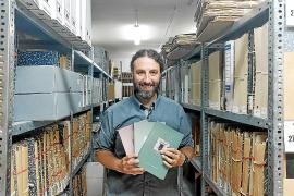 L’autor de l’obra Antoni Quetglas amb els tres volums que seran presentats el pròxim divendres.