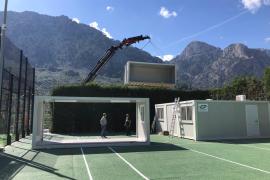 Moment de descàrrega de les aules modulars.