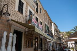 Les pancartes reivindicatives de «SOS Veïnats» encapçalen el panorama urbà del barri de Santa Catalina.