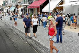 SOLLER - TURISMO - TURISTAS PASEANDO POR LAS CALLES DE SOLLER.