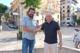 Sebastià Aguiló i Miquel Nadal es donen la mà per fermar el pacte.