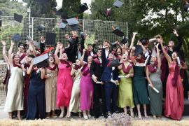 Els alumnes de segon de batxillerat de l’Institut es graduaren després d’unes dures setmanes d’exàmens.