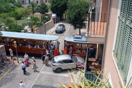 Un turisme col·lideix amb el tramvia en el pas a sa Calatrava
