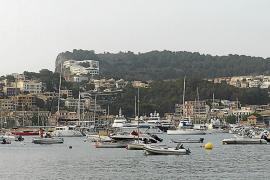Una vista parcial de la badia aquesta setmana, des del camí del far de Muleta. Cada dia hi ha més d’un centenar de vaixells i barques.