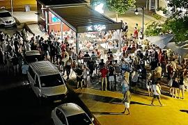 VECINOS DE ANTONI MONTIS PIDEN A LA VILA QUE ACTUE CONTRA LAS AGLOMERACIONES.