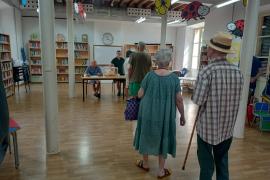 Els votants esperen a dipositar el seu vot a les Escolàpies.