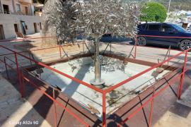 Glòria Mas denuncia la manca de manteniment en la seva escultura «Al·legoria a la Faula»