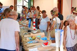 L’obertura de l’exposició de teules pintades, que va tenir lloc ahir capvespre al pis superior de Can Dulce.