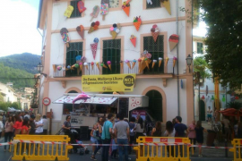 La façana de l'Ajuntament ha quedat coberta de dolços i llepolies representants en grans dimensions.