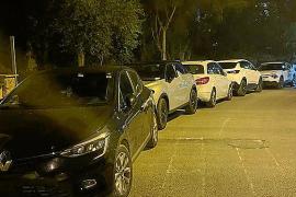 Els cotxes mal aparcats vora la zona de Lepanto impedeixen la circulació