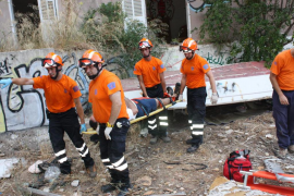 Un moment de l'avacuació de l'edifici per pert de personal de Protecció Civil.