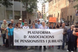 La Plataforma de Pensionistes i Jubilats de Mallorca davant la Conselleria de Salut.