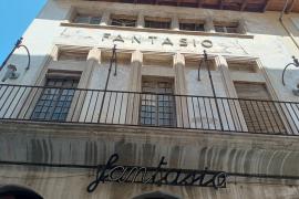 Estat actual de la façana de l’edifici de l’antic cinema Fantasio.