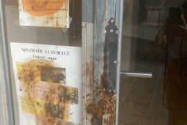 Així s'ha trobat la porta principal avui matí.