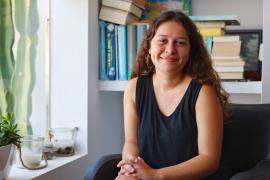 La jove investigadora Sofia Zamrik, també actual responsable del Museu Arqueològic de Deià.