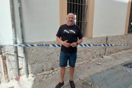 Jaume Casanovas dimarts davant l’edifici enfosat.