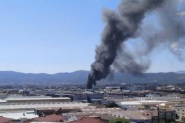 Diverses explosions i aparatós incendi a una nau del polígon de Son Castelló