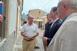 L'arquitecte municipal Biel Buades amb el regidor Juanan A. Lorente; el president del Consell Llorenç Galmés i el batle, Miquel Nadal.