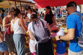 Santa Maria s'omple de públic de totes les edats per viure les rondalles de mossèn Alcover