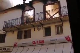 Revisen l'estat de la façana del forn de Pollença que es va cremar aquest diumenge