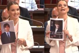 [VÍDEO] Marga Prohens crispa el Parlament en exhibir fotos de Carles Puigdemont i Josu 'Ternera'