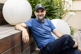 [VÍDEO] Joan Miquel Oliver publica 'Siento Feelings', el segon avançament del disc 'Electronic Devices'