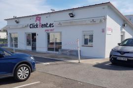 Intenta fer efectiva la reserva d'un cotxe de lloguer però els dependents de Click&Rent li exigeixen que parli «en castellano!»