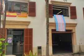 Balcón de la antigua Dirección Insular de Igualdad y Diversidad con la bandera colgada.